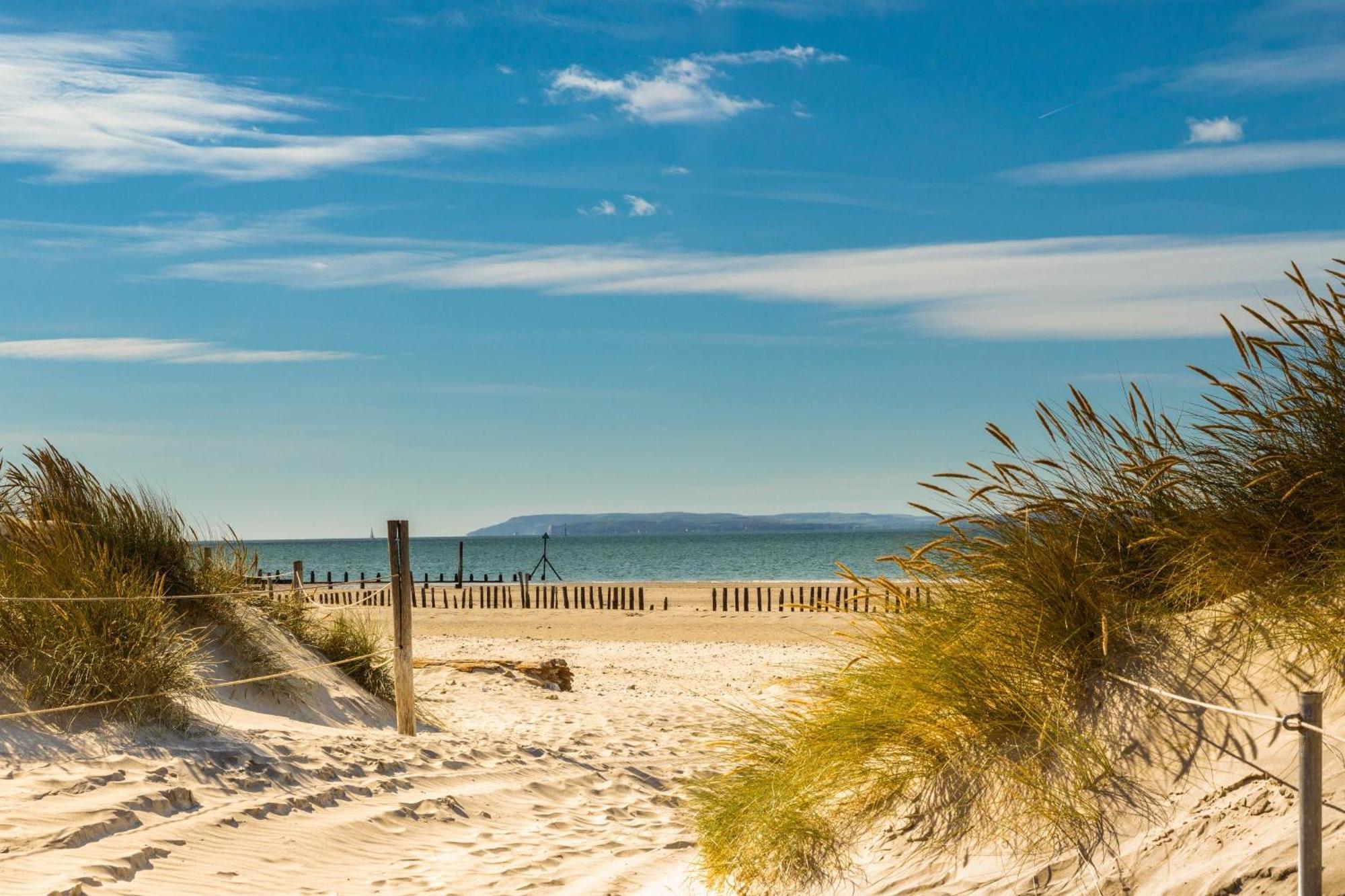 High-End Beachfront Getaway Sea View King Bed Ист-Уиттеринг Экстерьер фото