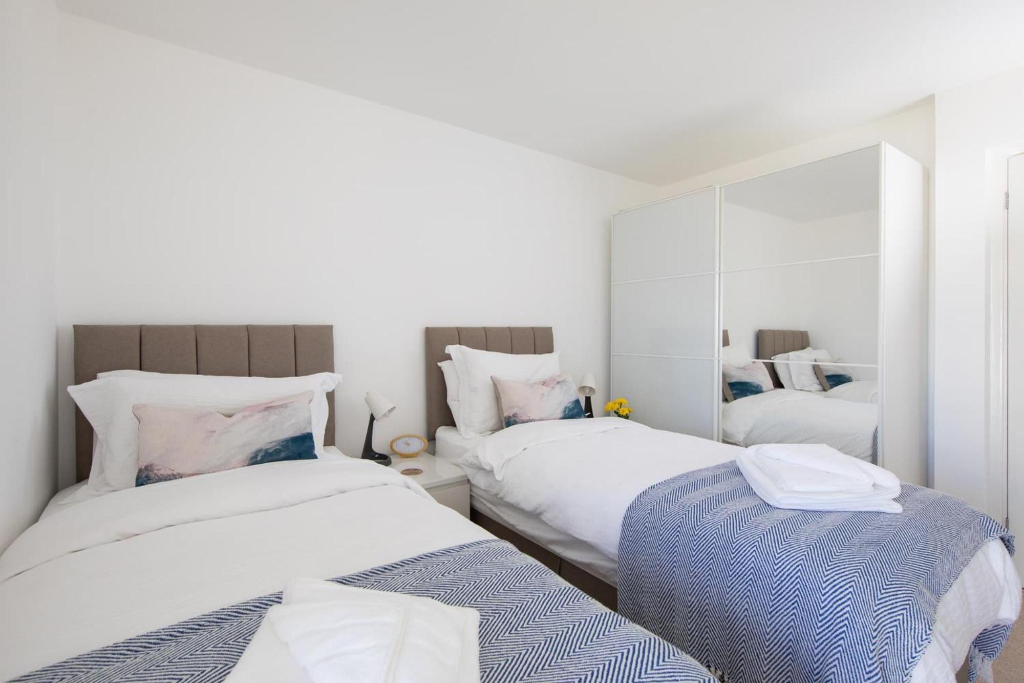 High-End Beachfront Getaway Sea View King Bed Ист-Уиттеринг Экстерьер фото